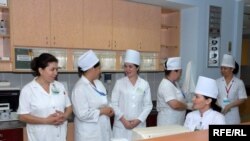 Ýazyjy Amanmyrat Bugaýewiň pikirine görä, Türkmenistanda medisina kadrlaryny taýýarlamaklyga hem uly urgy edildi. 