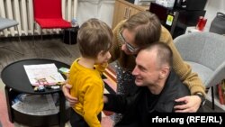 دیدار آندری کوزنِچیچ، خبرنگار بخش بلاروس رادیو اروپای آزاد/رادیو آزادی با خانواده خود پس از آزادی از زندان