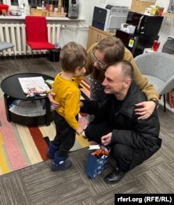 Андрэй Кузьнечык, які правёў за кратамі больш за тры гады паводле палітычнага матываванага прысуду, у Вільні, дзе яго сустракалі жонка Алеся і дзеці — 5-гадовы Мацьвей і 11-гадовая Яніна