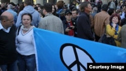 Елена Попова (возле транспаранта с "пацификом") на одной из антивоенных акций прошлых лет