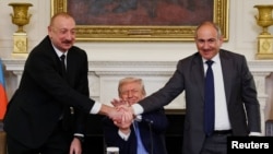 Ільхам Аліеў (зьлева), Дональд Трамп і Нікол Пашыньян у Белым доме. 8 жніўня 2025