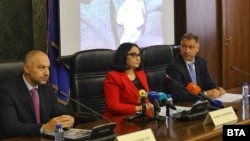 От ляво надясно: зам.-директорът на ГДБОП Емил Борисов, зам.-главният прокурор Ваня Стефанова и директорът на ГДБОП Боян Раев, 7 юли 2025 г.