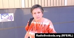 Місцева жителька біля «поштамту» в тимчасово окупованому Донецьку
