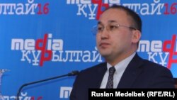 Ақпарат және коммуникация министрі Дәурен Абаев "Медиа құрылтайда" отыр. 11 қараша 2016 жыл. Алматы.  