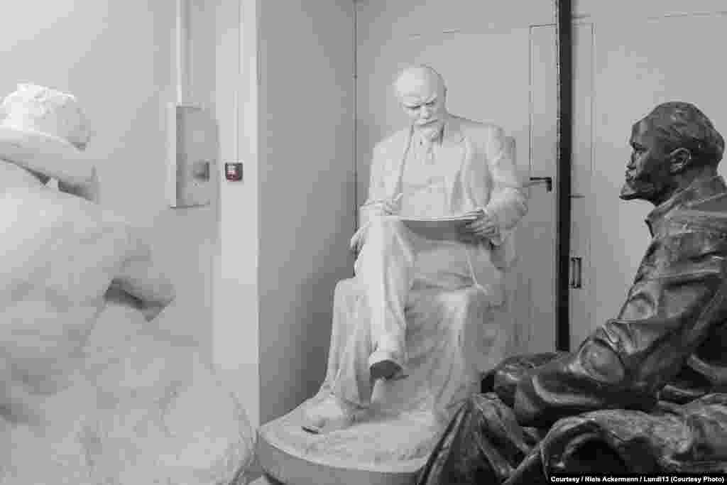 Дві статуї Леніна &laquo;сидять&raquo; на складі Національного художнього музеї у Києві