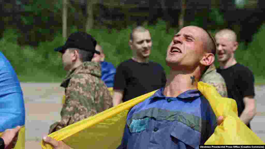 Емоції українського військового після звільнення із російського полону.«Серед категорій тих, кого повертаємо зараз, – поранені та важкопоранені, а також молодші 25 років. Процес доволі складний, багато чутливих деталей, перемовини тривають фактично щодня», – повідомив президент України Володимир Зеленський