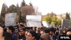 اعتراض‌های ۱۵ روزه دانشجويان شيرازی، نام اين دانشگاه و دانشجويان آن را در صدر اخبار خبرگزاری‌ها قرار داد.«عکس: Rferl)