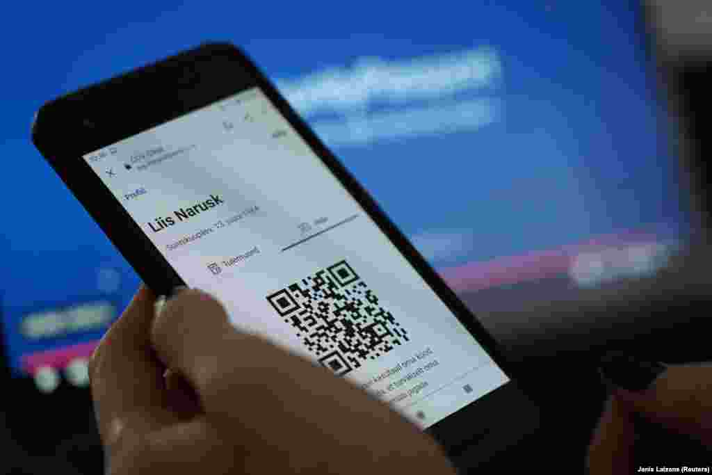 Естонія стала однією з перших країн у світі, яка розробила і почала випробовувати &laquo;цифрові паспорти імунітету&raquo;. Система збирає результати тестів на коронавірус і антитіла до нього і дозволяє поділитися цими результатами з іншими. Паспорти розроблені для безпечнішого повернення працівників на свої робочі місця. Наразі система випробовується, зокрема, серед працівників готелів Radisson