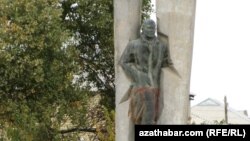 Gaýgysyz Atabaýewiň ýadygärligi, Mäne, 17-nji noýabr, 2013. 