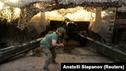 Військовослужбовець 15-ї бригади оперативного призначення НГУ імені «Кара-Даг» веде вогонь із гаубиці 2А36 «Гіацинт-Б» на позиції поблизу міста Куп’янська, 27 травня 2025 року