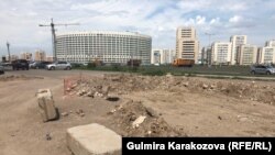 Перекопанный участок подъезда к ЖК «Кулагер» с улицы Е-10 в районе Жагалау. Астана, 10 июля 2018 года.