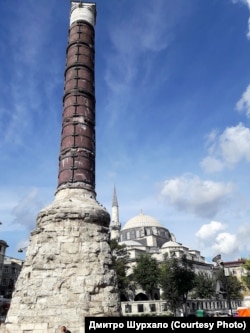 Колона імператора Костянтина, сучасний вигляд. Неподалік цього місця був розташований ринок, на якому торгували руські купці