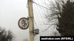 Hoja Ahmet Ýasawy köçesindäki belgi