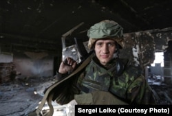 Український військовослужбовець у Донецькому аеропорту. Жовтень 2014 року (Фото: Сергій Лойко)