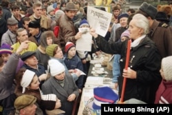 Київ, 30 листопада 1991 року. Під час агітації в центрі української столиці у переддень Всеукраїнського референдуму за незалежність України. На референдумі 1 грудня український народ підтвердив прагнення жити в незалежній державі – 90,32% його учасників відповіло: «Так». Загалом в голосуванні взяло участь 84,18% виборців України