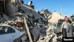 یک‌شنبه شب گذشته زمین‌لرزه‌ای قوی به اندازه ۷.۳ ریشتر غرب ایران را لرزاند که بیش از ۴۴۰ کشته بر جای گذاشت و هزاران نفر را روانه بیمارستان‌ها کرد.
