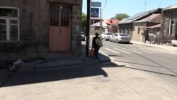 Մի թեքահարթակ ու հենց դրա դիմաց «բուսնած» հոսանքի մի սյուն՝ Գյումրիում