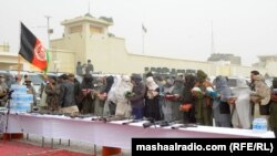 Owganystanda "Talyban" söweşijileri ýaragsyzlandyrylýar, 2011-nji ýylyň 21-nji dekabry. 