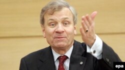 Генеральный секретарь НАТО Яап де Хооп Схеффер указывает путь участникам форума молодых лидеров, который также проходит сейчас в Риге