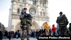 Франция боюнча 60 миңдей күч органдарынын өкүлдөрү Жаны жыл түнү күзөттө турушту.