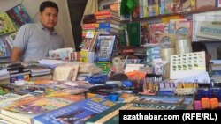 Aşgabadyň bazarlarynyň birinde okuw kitaplary satylýan dükan.