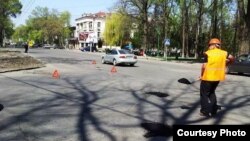 Атай Садибакасов ва унинг дўсти ўз қўллари билан 3 та кўчани таъмирдан чиқаришди.