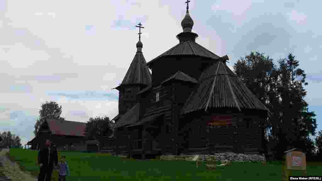 Музей-заповедник деревянного зодчества и крестьянского быта наглядно показывает туристам, которых здесь много, как устроена классическая суздальская деревня. Все эти старинные здания были построены полностью из дерева с помощью деревянных гвоздей. Здесь церкви, дома и хозяйственные постройки. Есть тут и избушки &laquo;на курьих ножках&raquo;. По рассказам научных сотрудников этого музея, здесь можно увидеть, чем отличались дома богатых, холопов и купцов.