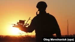 Українській військовослужбовець із дроном FPV поблизу лінії фронту . 25 вересня 2025 року