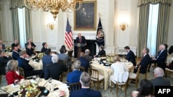 Вашингтон, 5-уми ноябри 2025. Доналд Трамп, раисҷумҳури Амрико, ҳангоми мулоқот бо аъзои Ҷумҳурихоҳи Сенат дар ошхонаи Кохи Сафед