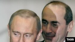Russia's ex-president Vladimir Putin (L) and Armenia's ex-president Robert Kocharian (archive photo)