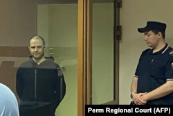 Фатограф Грыгорый Скварцоў падчас абвяшчэньня прысуду па справе аб «дзяржаўнай здрадзе» ў Пермі 26 чэрвеня 2025