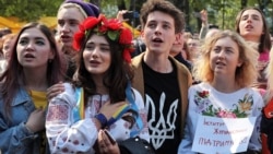 Під час мітингу біля Верховної Ради України. Цього дня депутати ухвалили закон про українську мову. Київ, 25 квітня 2019 року