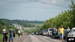 Жителі Донецька і Луганська чекають на проходження контролю на блокпостах на дорозі Горлівка-Артемівськ, червень 2014 року