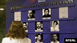 Öldürlen žurnalistleriň hatyrasyna Waşingtonda dikilen ýadygärlikde Ogulsapar Myradowanyň orny bar.