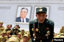 سرباز پیر در میدان کیم ایل‌سونگ