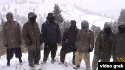 Видеодо 20дай чымыр денелүү жаш жигиттер ак карлуу тоо чокуларында машыгып жатканы чагылдырылган.