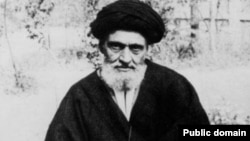 آنگونه که مجید تفرشی می‌گوید، کاشانی از معدود روحانیونی بود که از همان اول با رضاشاه رابطه خوبی داشت.