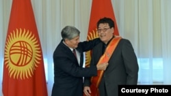 Президент Атамбаев Сыргак Абдылдаевге "Эрдик" медалын тапшырууда