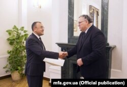 Тодішній новий посол Угорщини Іштван Ійдярто (праворуч) під час вручення вірчих грамот заступникові голови МЗС України Василеві Боднару (ліворуч). Київ, 14 листопада 2018 року