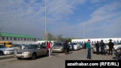 Änew şäherinde bir taksi duralgasy. Arhiw suraty. Illýustrasiýa. 