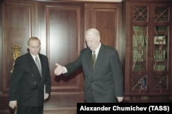 Президент Росії Борис Єльцин і директор ФСБ РФ Володимир Путін, 1998 рік