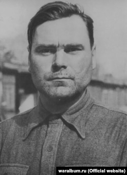 Колишній комендант концтаборів «Берген-Бельзен» і «Аушвіц» Йозеф Крамер біля барака (після арешту, 18 квітня 1945 року)