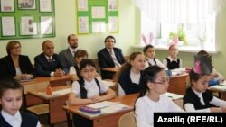 Татарстан мәгариф министры Энгел Фәттахов (арткы рәттә сулдан икенче) һәм мәгариф түрәләре Самарның татар мәктәбендә