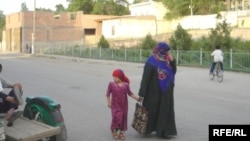 Занон дар Чоркӯҳ гоҳо рӯяшонро аз чашми бегонагон пурра мепӯшанд