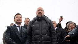 Президент України Володимир Зеленський і на той момент голова Івано-Франківської ОДА Денис Шмигаль на Прикарпатті, 28 грудня 2019 року. Івано-Франківську ОДА Шмигаль очолював з серпня 2019-го до лютого 2020 року