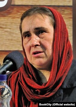 آنا کراسنووُلسکا در نشستی در شهر کتاب تهران