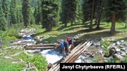 Ушул көпүрөдөн өткөндөн кийин Ала-көлгө жалгыз аяк жол кетет