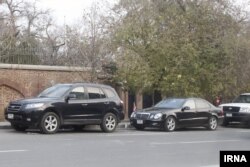خودروهای دیپلماتیک روز پنجشنبه در مقابل باغ قلهک