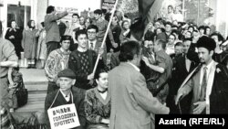 1990нчы еллар. Азатлык мәйданы. Ачлык тоту чарасы. Габделхәмит хәзрәт Зиннәтуллин (уңда) ТИҮ рәисе Марат Мөлековны сәламли.