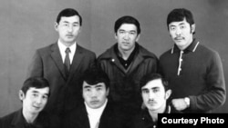 Георгий Василиада жаш чагында. Отургандардын ортосунда Түгөлбай Казаков